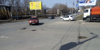 Разбит оживленный перекресток улиц Технической и Навашина