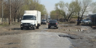 Водители штурмуют огромные лужи на улице Трофимовской