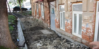 Жильцы дома на Мичурина недовольны ходом ремонта тротуара