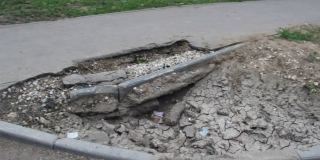 Отремонтированные тротуары разрушаются вскрышными работами