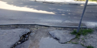 После ремонта дороги не восстановили поврежденный тротуар на Рабочей