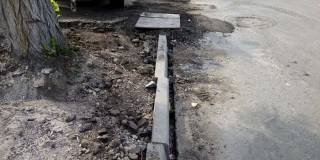 Новый борт на улице Кутякова выдавили при демонтаже тротуара