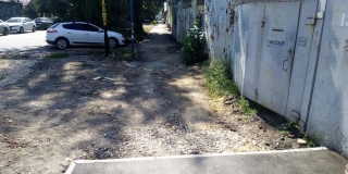 Жители домов по улице Пугачева приступили к демонтажу нового тротуара
