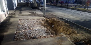 Раскоп на новом тротуаре не восстанавливают месяц