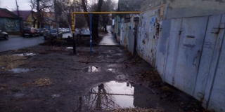 Вопрос с водоотведением с пешеходной зоны по Пугачева до сих пор не удалось решить