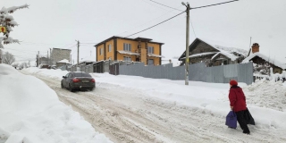 Улица Алексеевская оказалась в снежной блокаде
