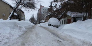 В центре Саратова улица Валовая завалена снегом, как в деревне
