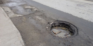 Разрушенный колодец угрожает безопасности проезда по улице Кутякова