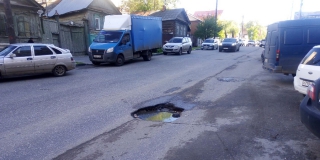 Глубокие ямы затрудняют движение по улице Чапаева
