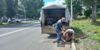 На улице Большой Садовой начались работы по восстановлению дождеприемников