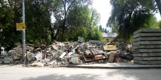 Тротуары на Миллеровской стали площадкой для складирования строительного мусора