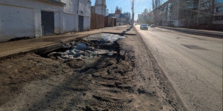 После снега на дорогах Саратова остались гирлянды из глубоких ям После снега на дорогах Саратова остались гирлянды из глубоких ям