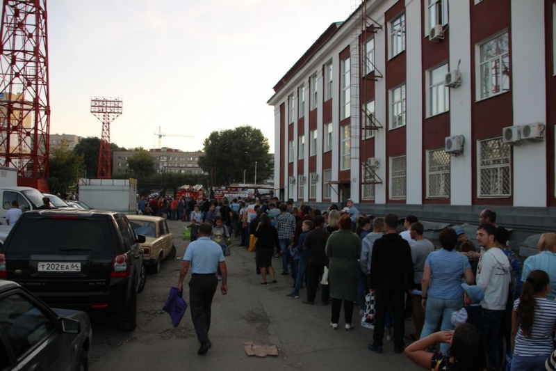 Саратовцам показали опасные трюки на автомобилях и «десятку»-трансформер