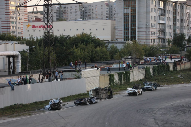 Саратовцам показали опасные трюки на автомобилях и «десятку»-трансформер