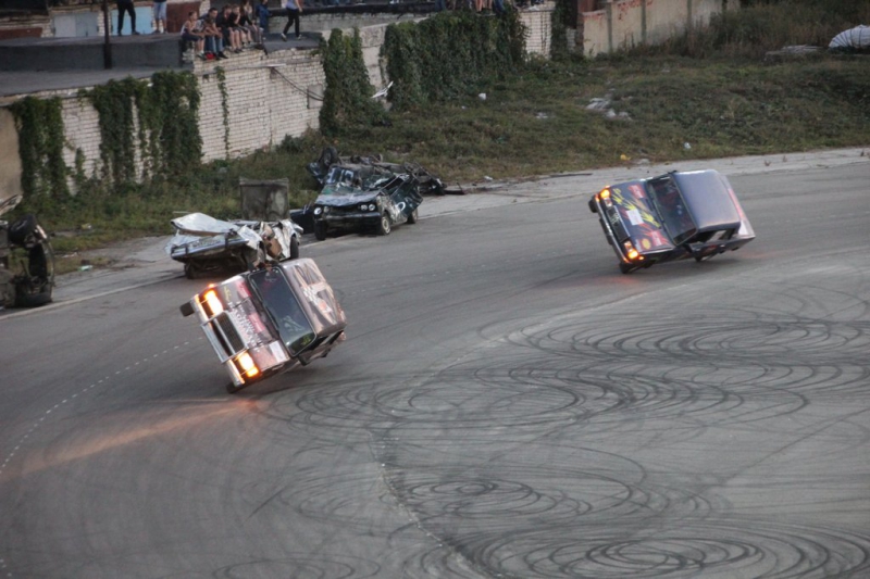 Саратовцам показали опасные трюки на автомобилях и «десятку»-трансформер