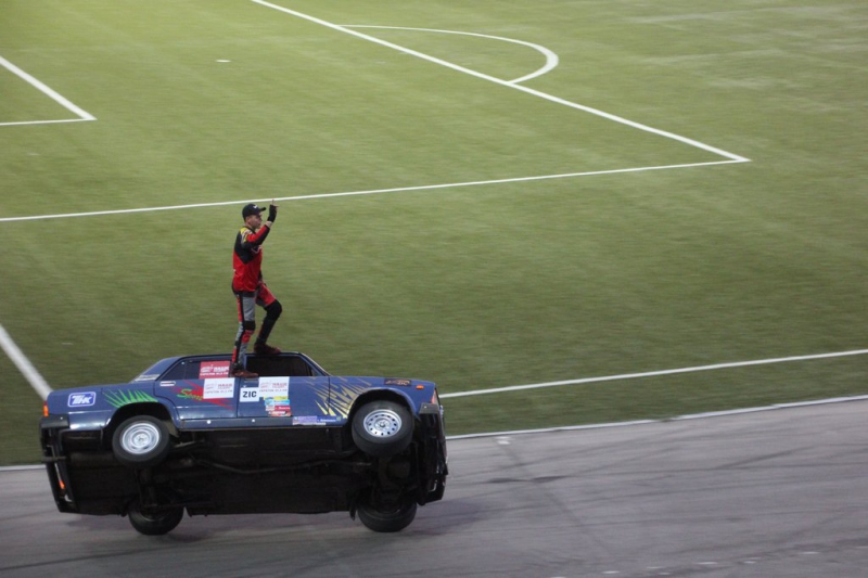 Саратовцам показали опасные трюки на автомобилях и «десятку»-трансформер