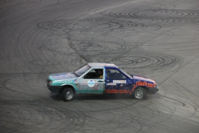 Саратовцам показали опасные трюки на автомобилях и «десятку»-трансформер