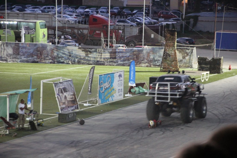 Саратовцам показали опасные трюки на автомобилях и «десятку»-трансформер