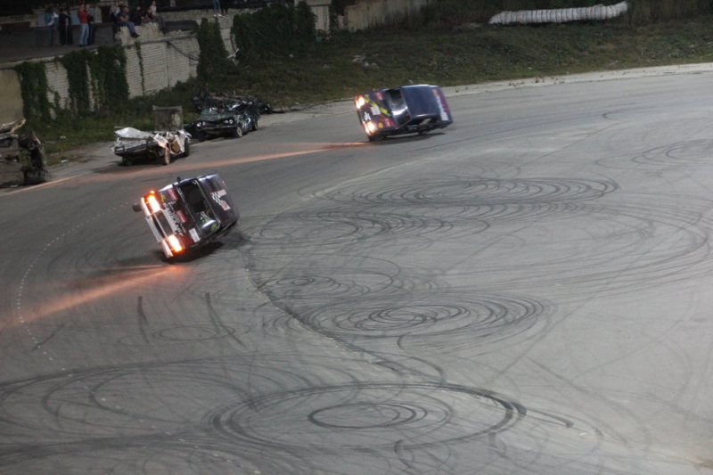 Саратовцам показали опасные трюки на автомобилях и «десятку»-трансформер