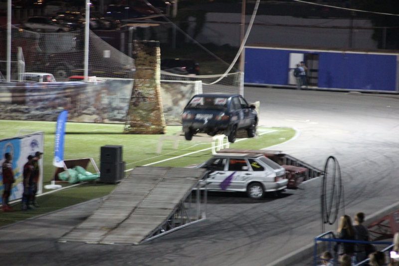 Саратовцам показали опасные трюки на автомобилях и «десятку»-трансформер