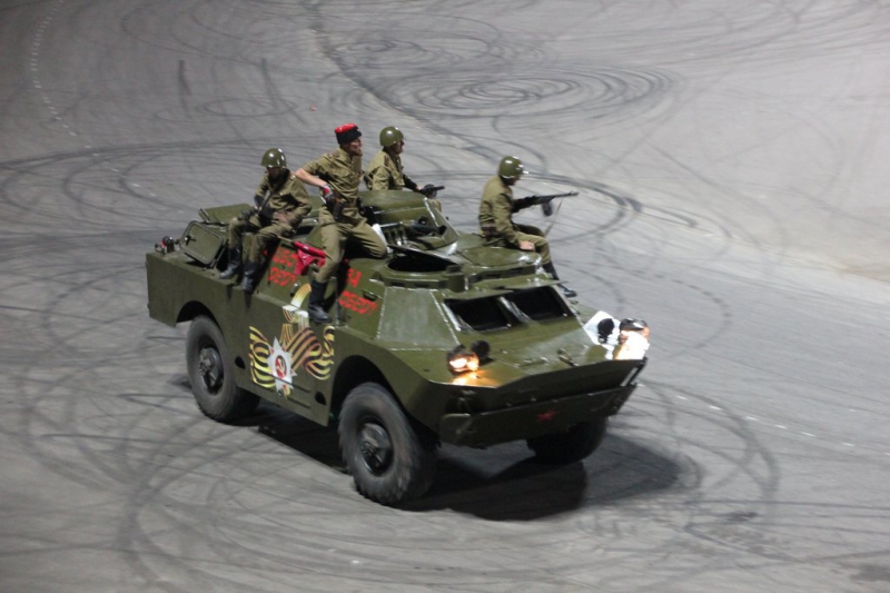 Саратовцам показали опасные трюки на автомобилях и «десятку»-трансформер