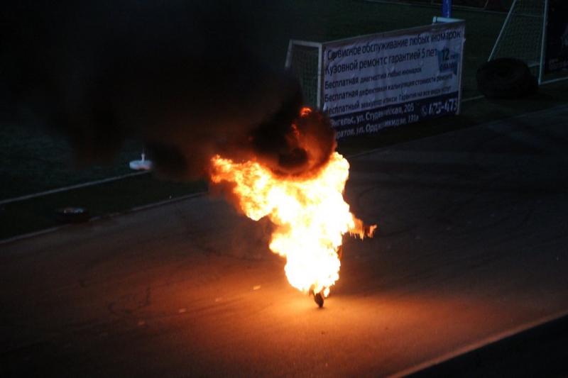 Саратовцам показали опасные трюки на автомобилях и «десятку»-трансформер