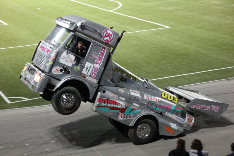 Саратовцам показали опасные трюки на автомобилях и «десятку»-трансформер