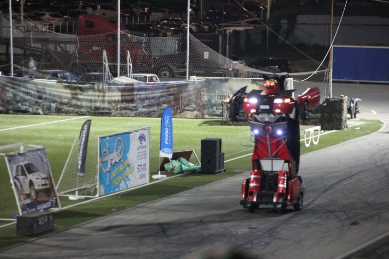 Саратовцам показали опасные трюки на автомобилях и «десятку»-трансформер