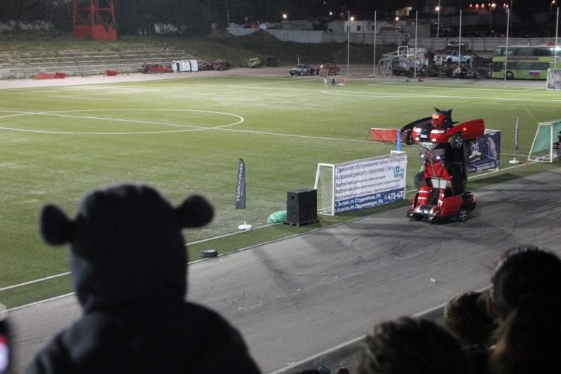 Саратовцам показали опасные трюки на автомобилях и «десятку»-трансформер