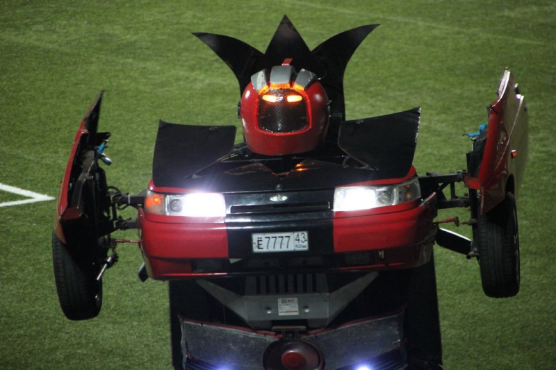 Саратовцам показали опасные трюки на автомобилях и «десятку»-трансформер