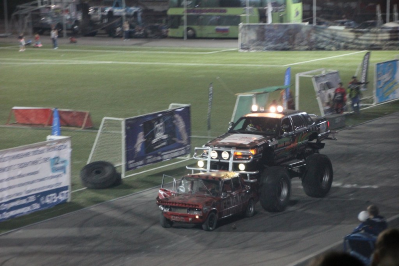 Саратовцам показали опасные трюки на автомобилях и «десятку»-трансформер