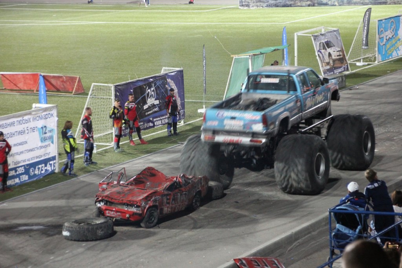 Саратовцам показали опасные трюки на автомобилях и «десятку»-трансформер