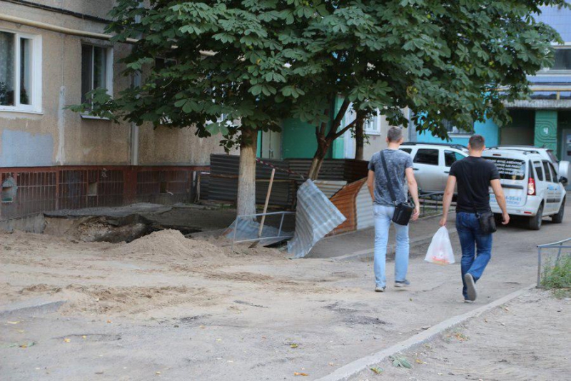 «Портал в ад» в Саратове ликвидируют сотнями тонн песка