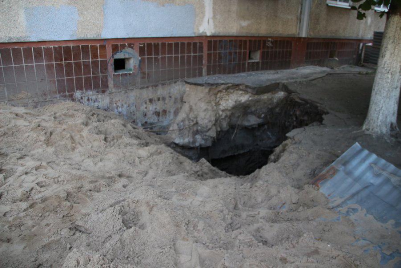 «Портал в ад» в Саратове ликвидируют сотнями тонн песка