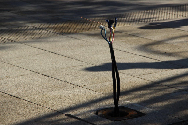 В Саратове на пешеходной Волжской вандалы сломали фонарь