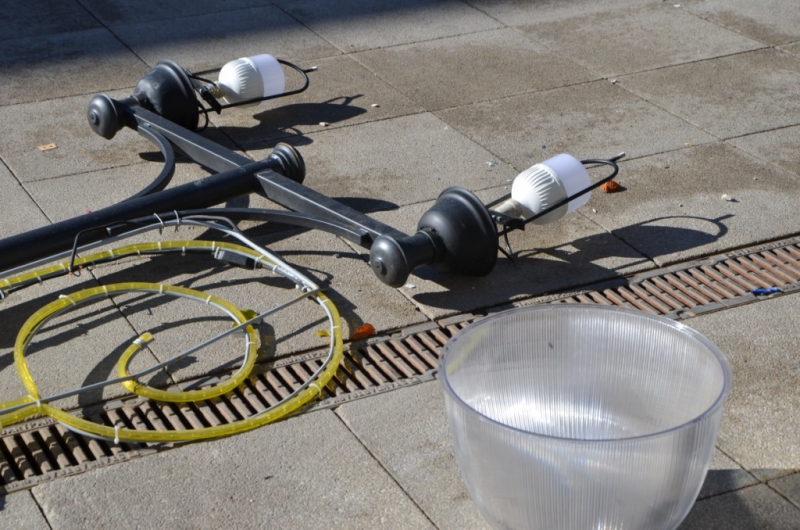 Сломанный на Волжской вандалами фонарь вернули на место