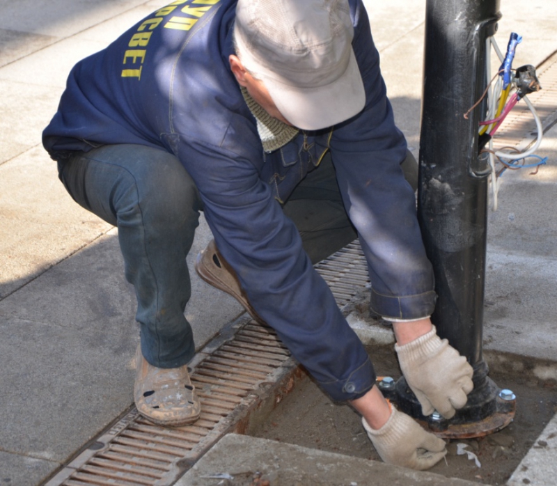 Сломанный на Волжской вандалами фонарь вернули на место