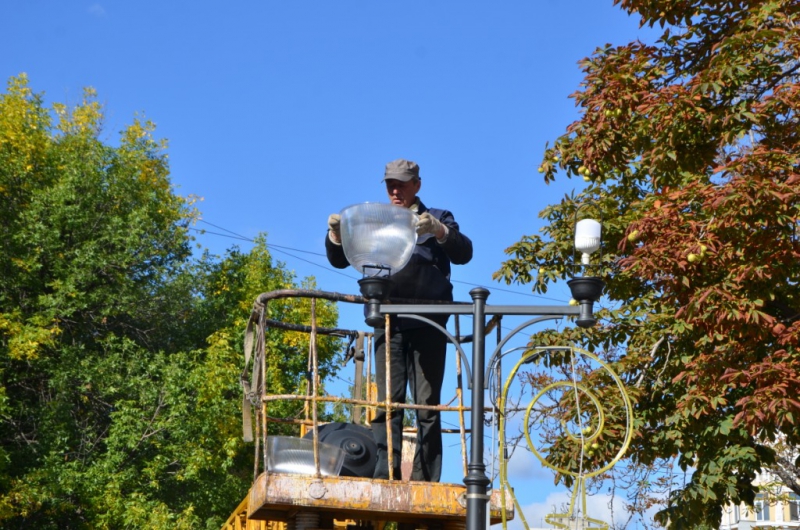 Сломанный на Волжской вандалами фонарь вернули на место