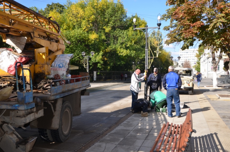 Сломанный на Волжской вандалами фонарь вернули на место