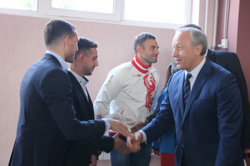 В Энгельсе открылся новый легкоатлетический манеж