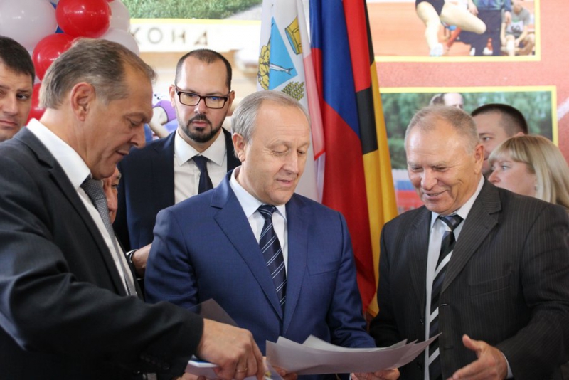 В Энгельсе открылся новый легкоатлетический манеж