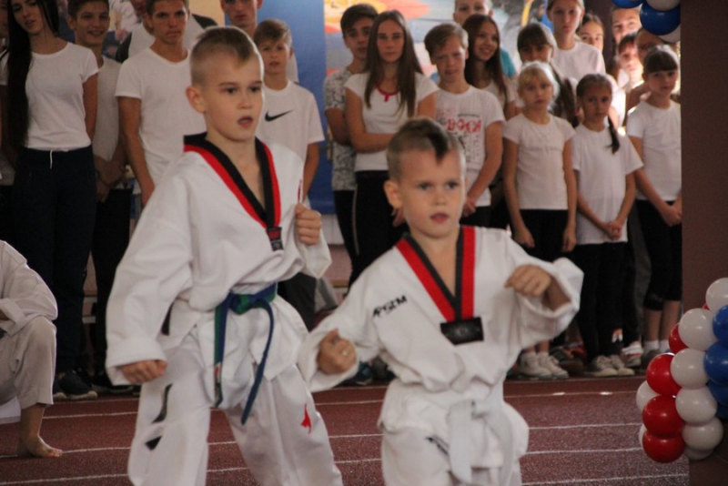 В Энгельсе открылся новый легкоатлетический манеж