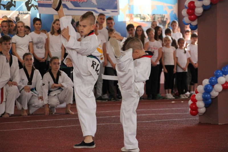 В Энгельсе открылся новый легкоатлетический манеж
