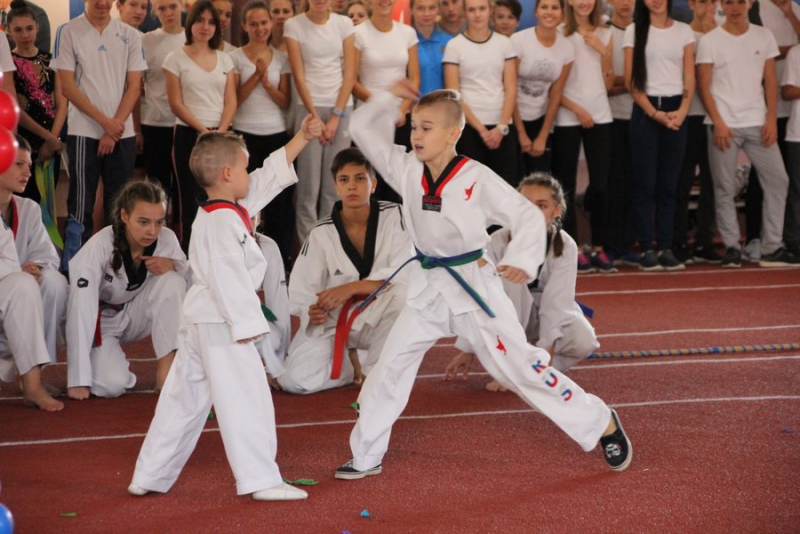 В Энгельсе открылся новый легкоатлетический манеж