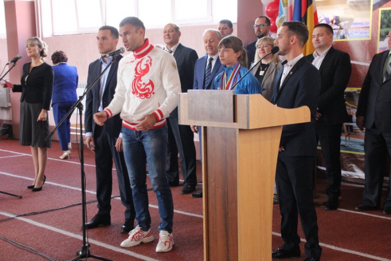 В Энгельсе открылся новый легкоатлетический манеж