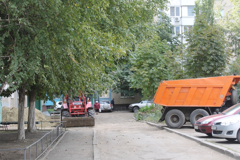 В Саратове засыпают песком вновь открывшийся «портал в ад»