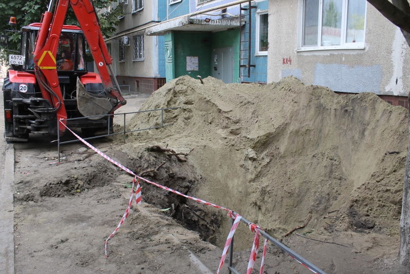 В Саратове засыпают песком вновь открывшийся «портал в ад»