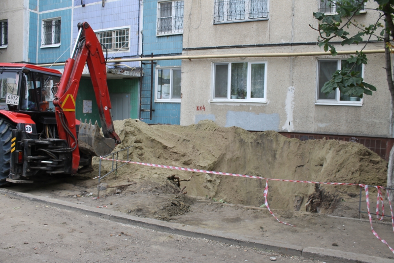 В Саратове засыпают песком вновь открывшийся «портал в ад»