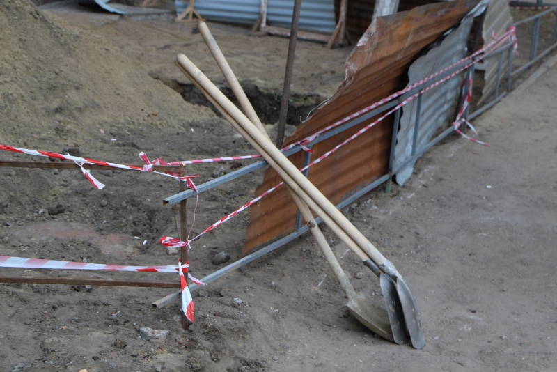 Саратовский «портал в ад» поглотил больше полсотни «КамАЗов» песка