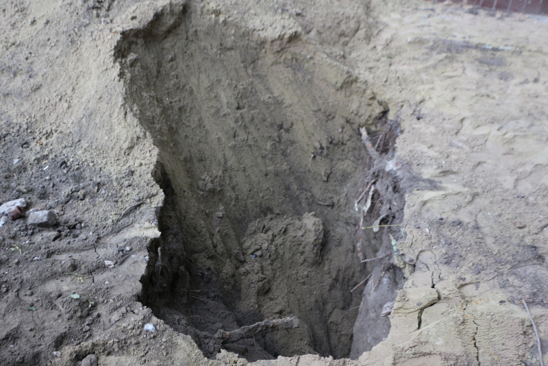 Саратовский «портал в ад» поглотил больше полсотни «КамАЗов» песка